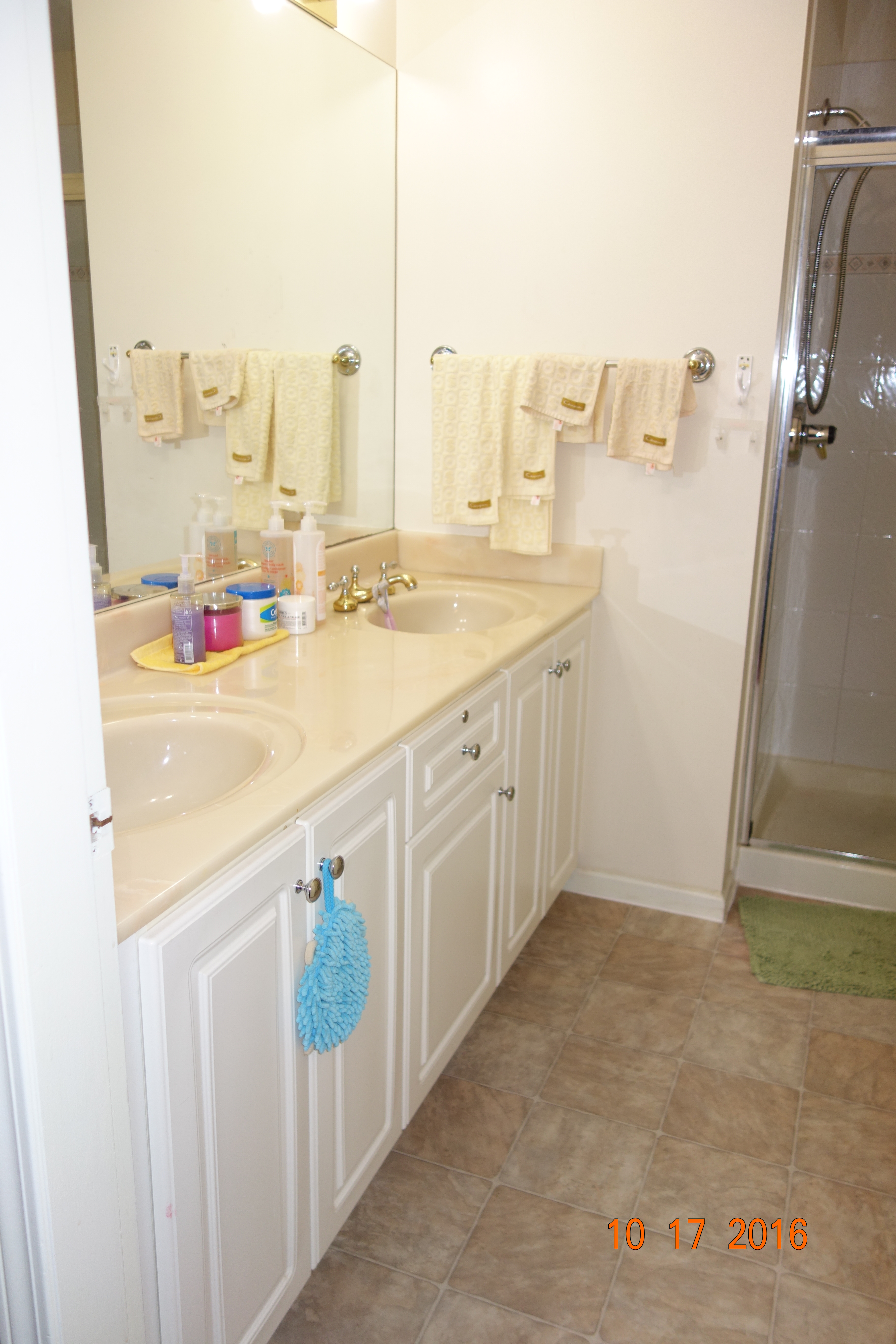 bathroom before home renovation crest - home renovations vancouver - flipside homes