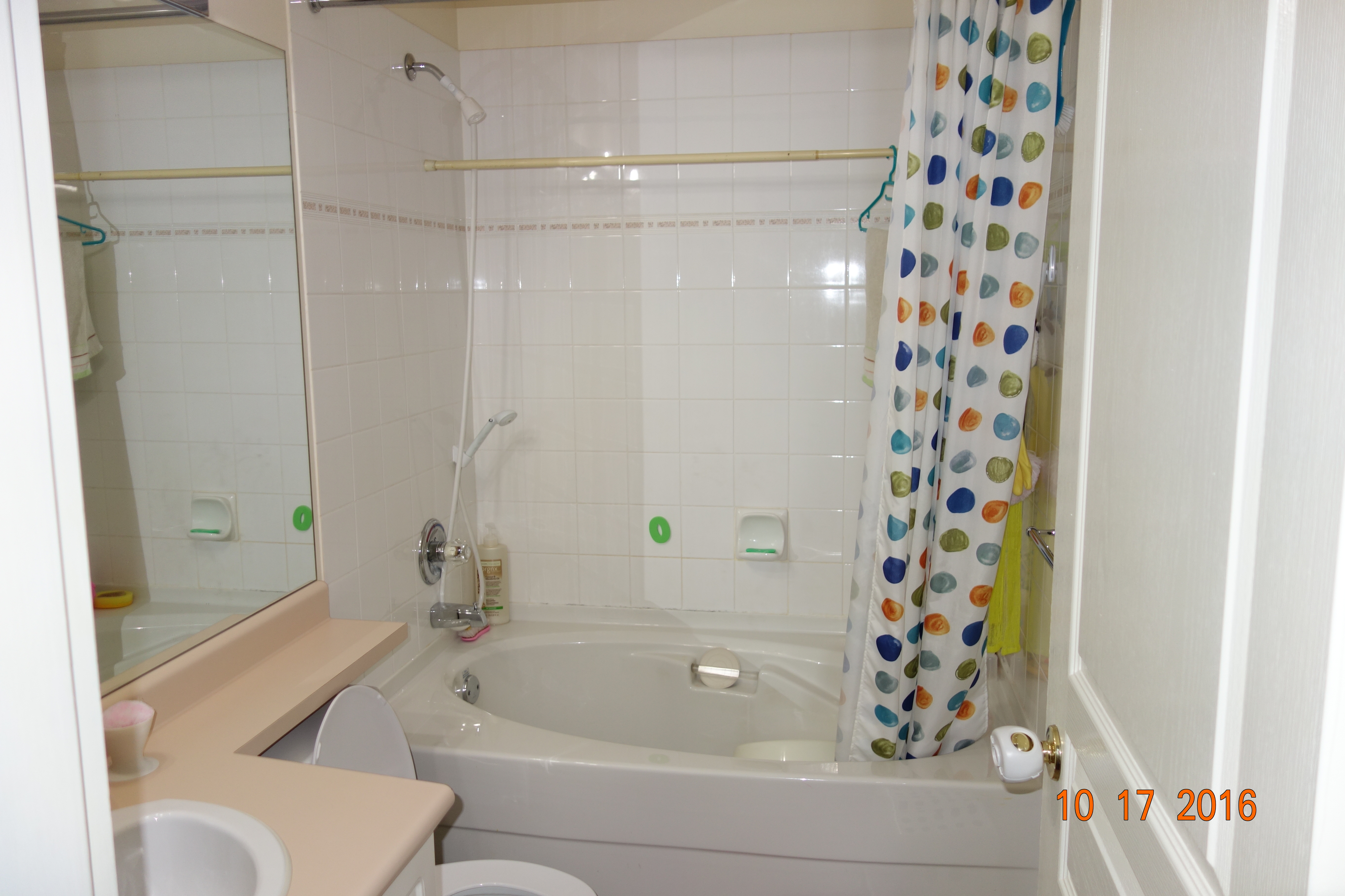 guest bathroom before home renovation crest - home renovations vancouver - flipside homes